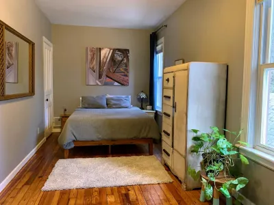 Sunny Spacious 2nd Fl home near Union College, Proctors, Ellis Hotels near The Schenectady Trading Company