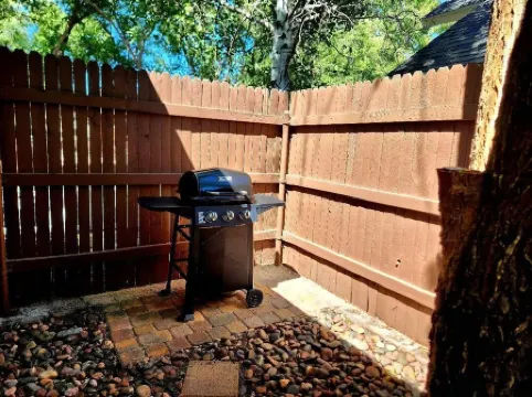 Lovely Downtown Condo, Walk to Historic Downtown!