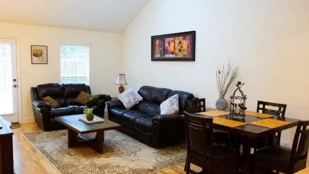 Cozy townhome - 5 minutes to military base!
