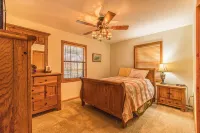 STUNNING MTN / RIVER VIEWS! 4bed/ 3bath  Hot tub, Firepit <15 min to Bryson City