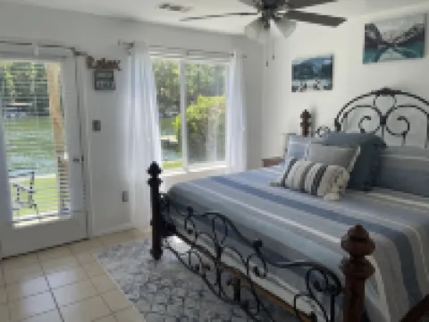 Relaxation Retreat-Cozy “Retreat” to unwind located directly on the water’s edge Hotels in 