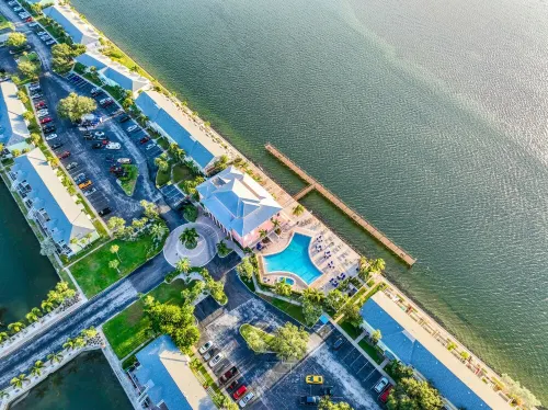 Large 1 Bedroom w/ Large Patio, Kayaks, Pickleball Courts, and on the Bay