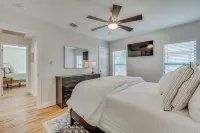 Stunning home centrally located by Bluffview Hotels in Love Field Area