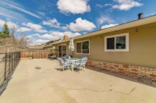 4-bedroom house w/4th room as private separate suite w/POOL