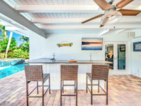 Heated Pool + Hot Tub! Close To Beach & Shops! Hotels in Lighthouse Point