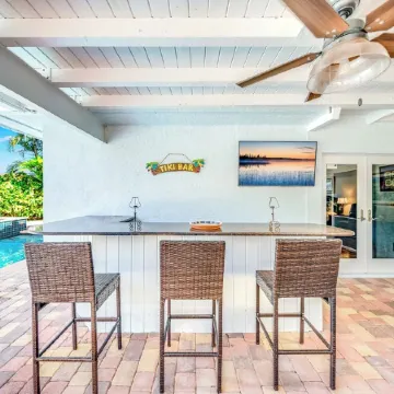 Heated Pool + Hot Tub! Close To Beach & Shops!