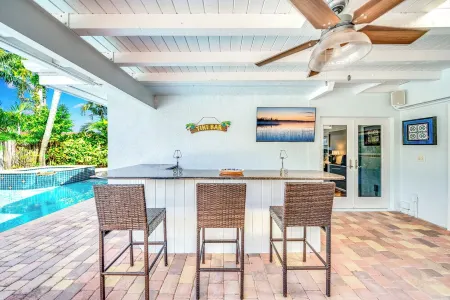 Heated Pool + Hot Tub! Close To Beach & Shops!