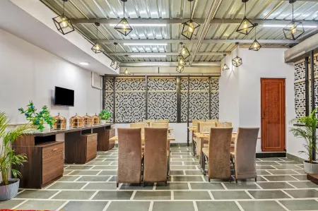 Treebo Elegant Palace Отели рядом с достопримечательностью «Храм Йогмайи»