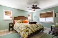 Amazing Beach House! Great Roof Deck. 1 block from beach-A/C-Garage Parking