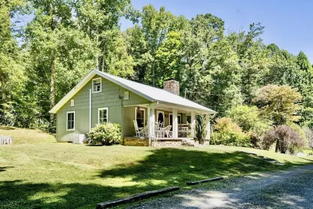 Front porch with bed swing, Pets Welcome, Hot Tub, Fireplace, Creek, Firepit.