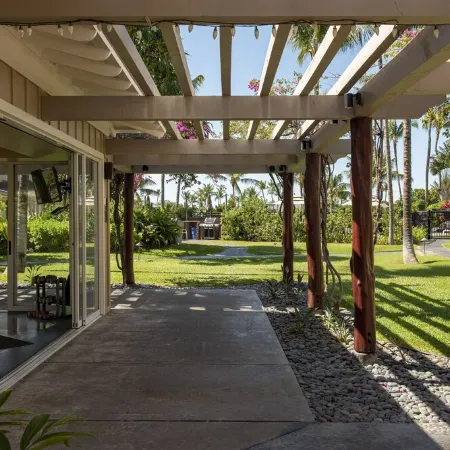 Lovely 2nd Floor Unit On Golf Course, Easy walk to Beach, Restaurants, Shopping
