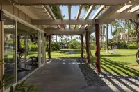 Lovely 2nd Floor Unit On Golf Course, Easy walk to Beach, Restaurants, Shopping