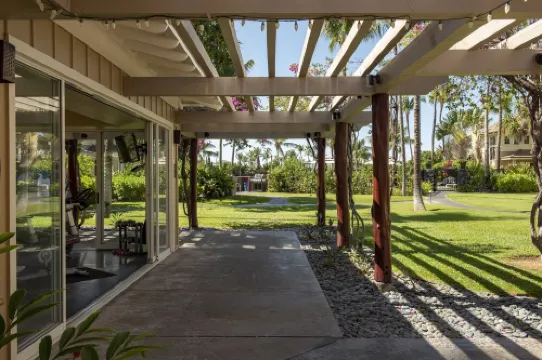 Lovely 2nd Floor Unit On Golf Course, Easy walk to Beach, Restaurants, Shopping