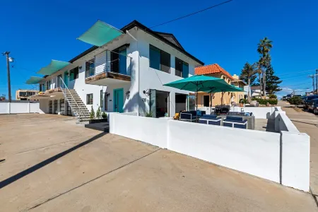 Private Patio, Steps to the Sand! Walk to Village! A/C