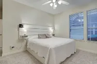 Luxury vacation Kemah, TX condo. Bars and restaurants within walking distance.