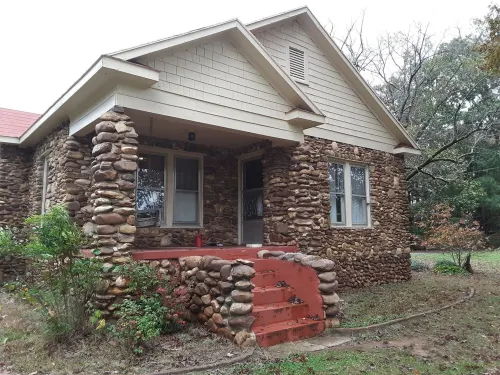 Quiet, private, whole house, 4 bedroom, 2 bath, horse farm retreat. 2000 sq ft.