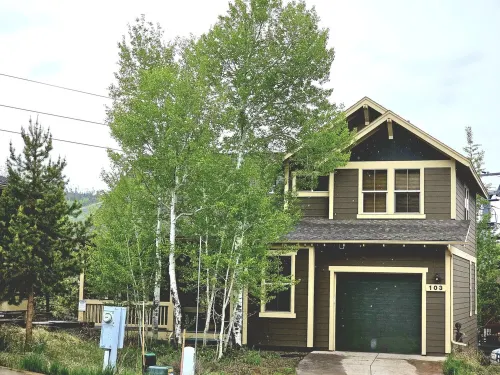 Amazing Home Directly on the Lift! Ski-In/Out, Private Hot Tub, Amazing Views!