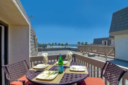 Northcoast Village Beautiful Penthouse w/ large rooftop deck and VIEWS!