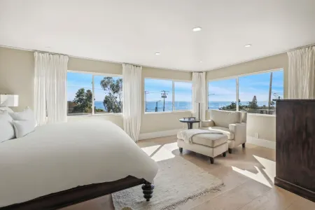 Luxury 3 bed 3 bath with Ocean Views+ Steps to the Beach Отели в г. Лагуна-Бич