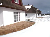 Enchanting thatched house idyllically situated on the Achterwasser, child-friendly