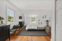 A Modern Antique Home - steps to Dock Square and harbor