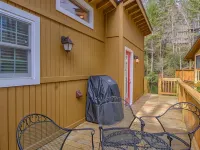 Mirror Lake Red Door Guest House-On Mirror Lake and 1.2 Miles from Main Street! Hotels in Highlands