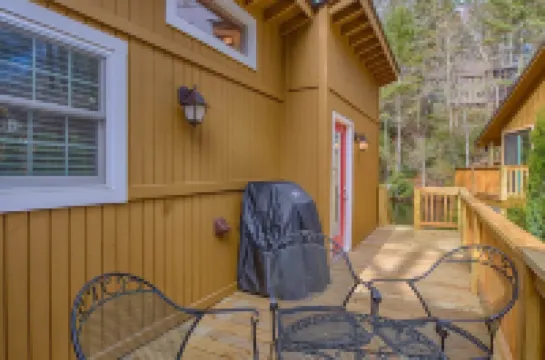 Mirror Lake Red Door Guest House-On Mirror Lake and 1.2 Miles from Main Street!