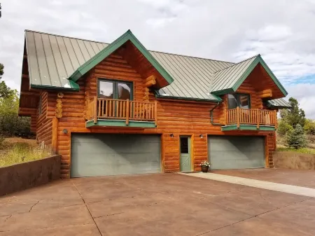 Alton Lodge / Spacious Log Home on beautiful, quiet 20 acres with large Kitchen