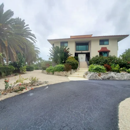 Extraordinary 4K Sq Ft 6 bd/4-bth, large pool/spa & NEW 140 ft concrete dock!!!