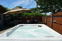 Spacious Craftsman w/ Casco Bay Views. Hot Tub, Patio, Easy Access to Old Port