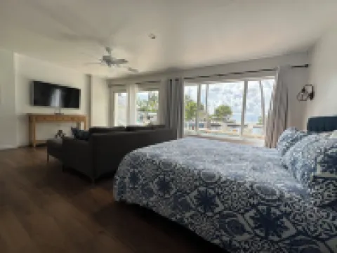 5 bedroom - Deep Dockage & Heated Pool in Islamorada.