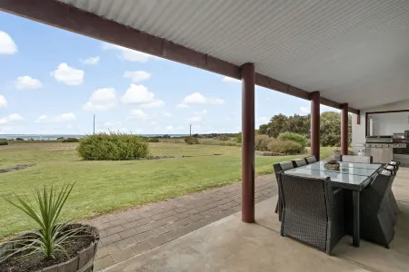 Sea Breeze - Spacious home with lovely ocean views Отели рядом с достопримечательностью «Horseshoe Bay»