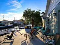 Sunset Lagoon. In the heart of Hudson. Waterfront. 2 minute walk beach/dining Hotels in Hudson