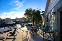 Sunset Lagoon. In the heart of Hudson. Waterfront. 2 minute walk beach/dining