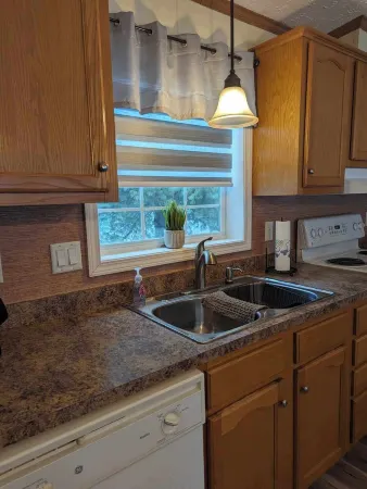 Cozy 3-bedroom home in  Allagash with WiFi, AC Отели в г. Аллагаш