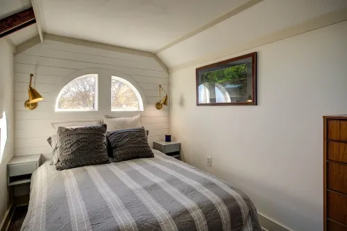 Romantic Loft with Spectacular Long Range Mountain Views!