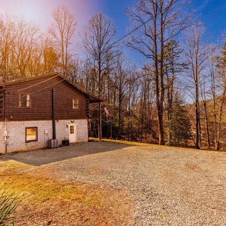 Secluded wilderness cabin retreat in Bryson City- Dog friendly! WiFi A/C