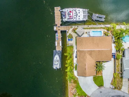 Waterfront-canal/w/Gulf view-pets welcome-private dock for a fee.