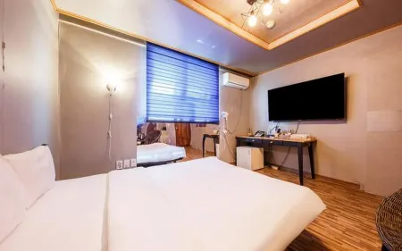 H Boutique Motel Отели рядом с достопримечательностью «Гробница Мурён-вана»