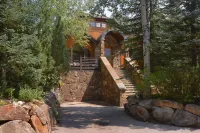 Walk to town! 4 bdrms all king beds. Great ski house w/ hot tub near Snyder Park