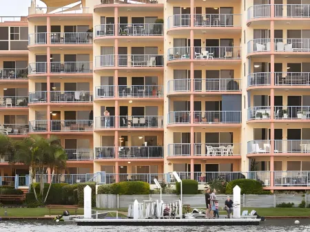 On the River Apartments Отели рядом с достопримечательностью «Маручйдор Бич»