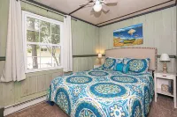 Waterfront- Pet OK- Pools-Sleeps 8-Self Check-in Beach Club Parking Included.