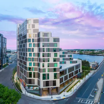 Hampton Inn by Hilton Boston Seaport District Отели рядом с достопримечательностью «Фанеил Холл Маркетплас»