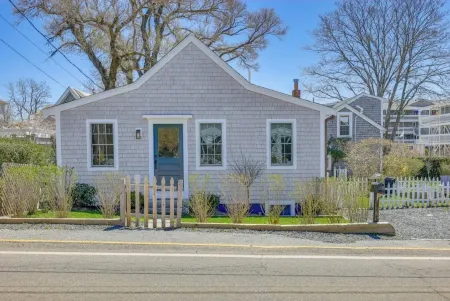 Luxe Designer Dream Home - Free Parking - Walk to Beach + Dining + Shopping