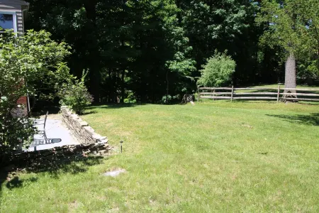 Valley Creek Place, A Charming 3-bedroom home with a Creek view & Wi-Fi