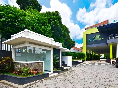 Riverstone Hotel & Cottage Hotels in Batu
