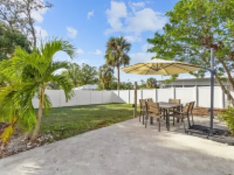 3/2.5 Private Sarasota Pool Home. Close to Beaches. Fenced Yard. Pet Friendly Hoteles en Whitfield