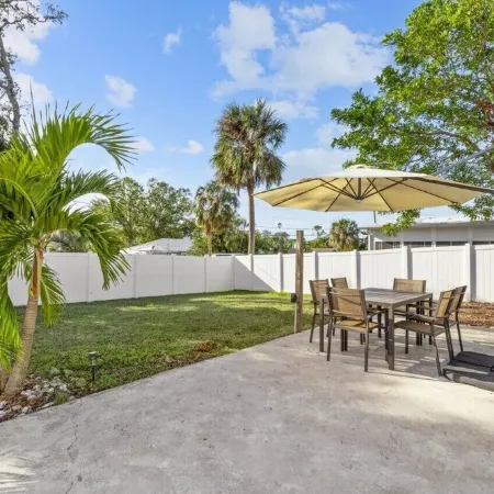 3/2.5 Private Sarasota Pool Home. Close to Beaches. Fenced Yard. Pet Friendly