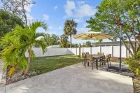 Private Sarasota Pool Home. Close to Beaches. Fenced Yard. Pet Friendly Hotels in Whitfield