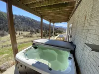 Shenandoah Serenity - Luxurious Mountain Cabin - Swimming Pool, Spa, Jacuzzi!